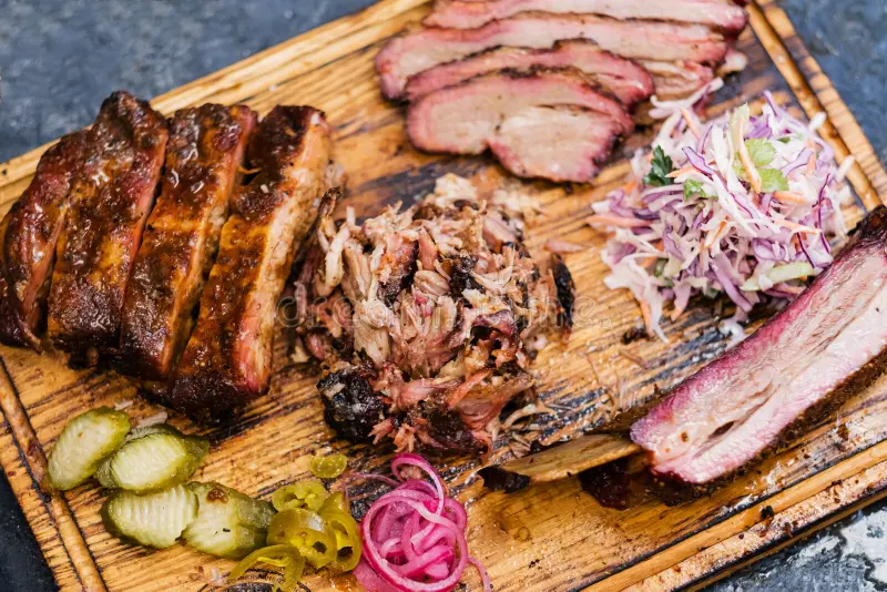viande-fumée-assortiment-de-boeuf-poitrine-porc-tiré-viandes-fumées-sur-planche-en-bois-vue-du-haut-la-tranchée-des-côtes-162772504